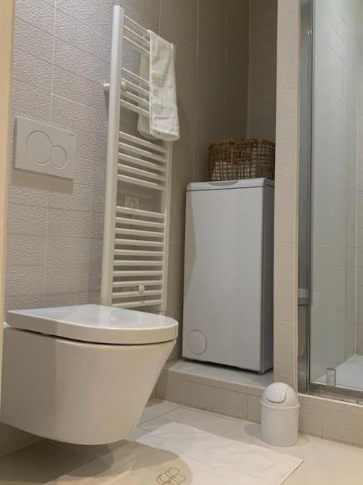 Parisien- Calme Et Lumineux -2 Pax Appartement Parijs
